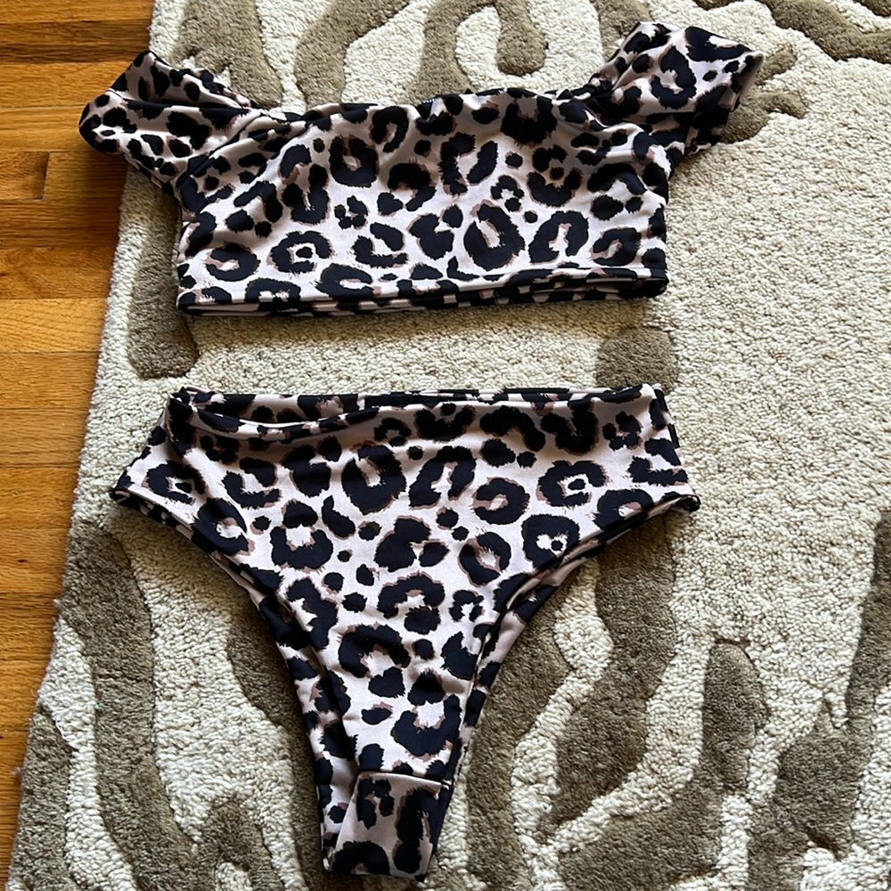 Pretty little thing bikini top and bottom size 0